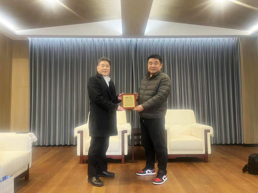 OTC海外事业部长，中国区董事长、副总、机器人部部长，营业担当亲自颁奖